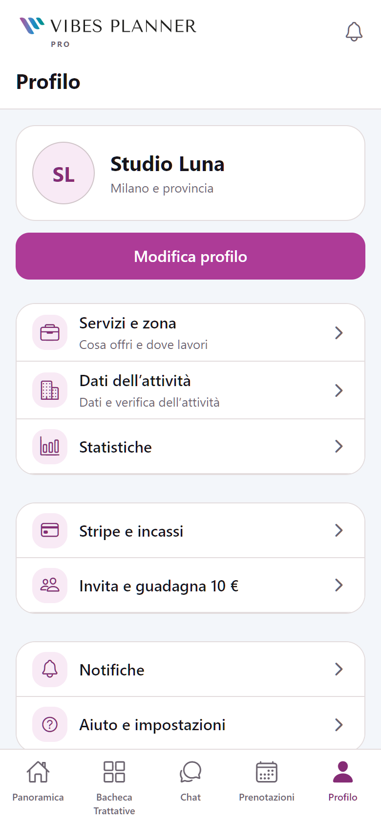 Esempio guidato del Profilo Pro con servizi, dati attività, Stripe, statistiche, notifiche e cinque tasti di navigazione